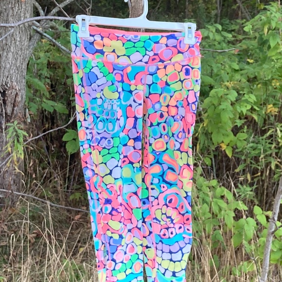Unique, Fun, Colorful Lilly Pulitzer LUXLETIC capri leggings sz. XS - Picture 3 of 3